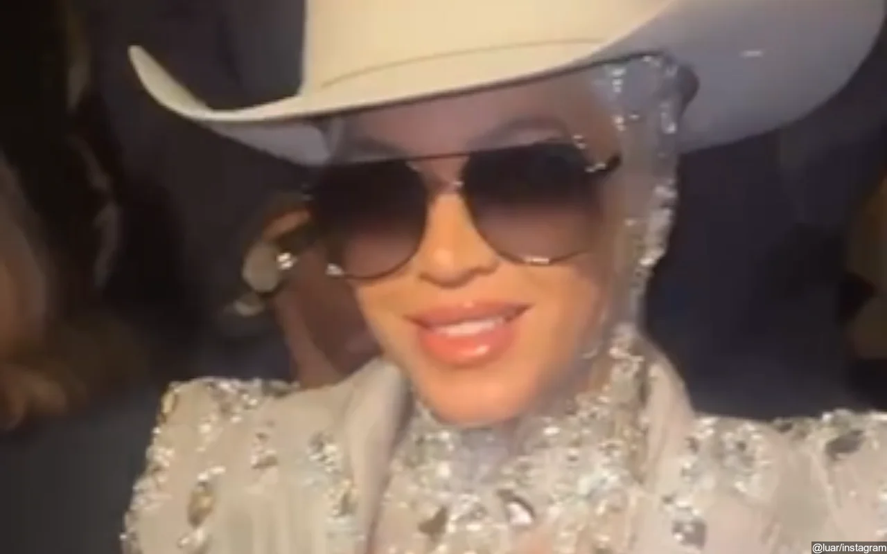 Beyonce Rocks Sparkling Cowgirl Outfit During Surprise Appearance at ...