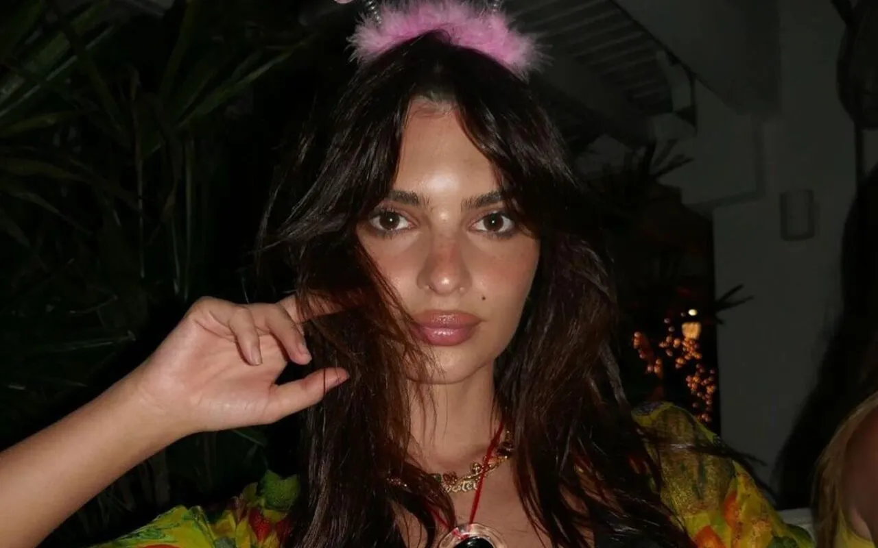 Emily Ratajkowski Learns That Following Trends Is a Mistake 
