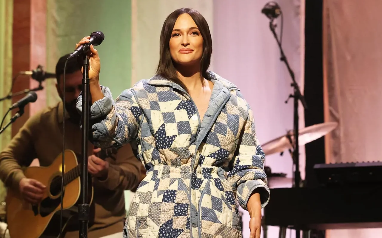 Kacey Musgraves Praised for Her Look During 'SNL' Performance Despite Wardrobe Malfunction