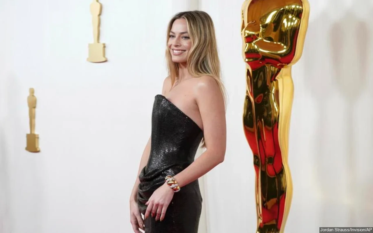 Margot Robbie Suspected of Protesting Oscars With Her Black Dress After 'Barbie' Snub
