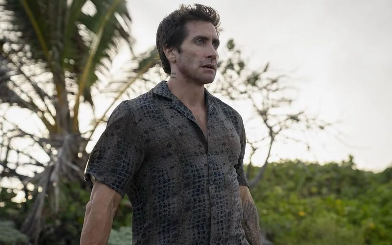 Jake Gyllenhaal Left With Swollen Arm Due to Staph Infection After