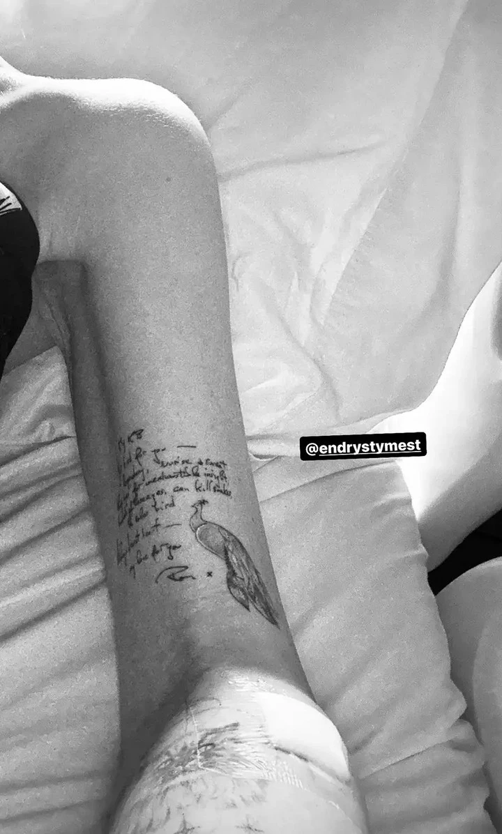 Kate Beckinsale shows a new tattoo