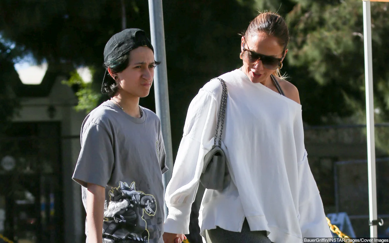 Jennifer Lopez Embraces Child Emme in Heartwarming Photo From Broadway