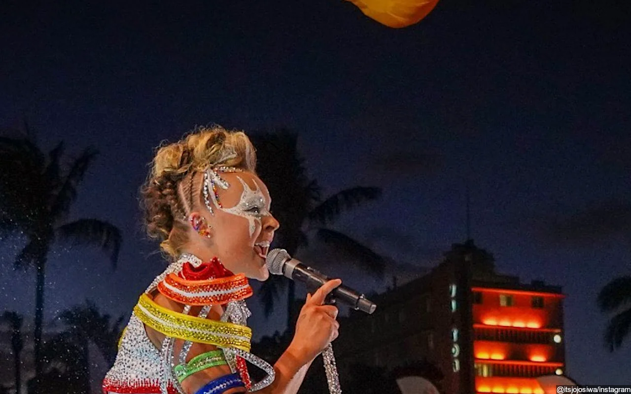 JoJo Siwa Makes History With Raunchy Show at Miami Beach Pride