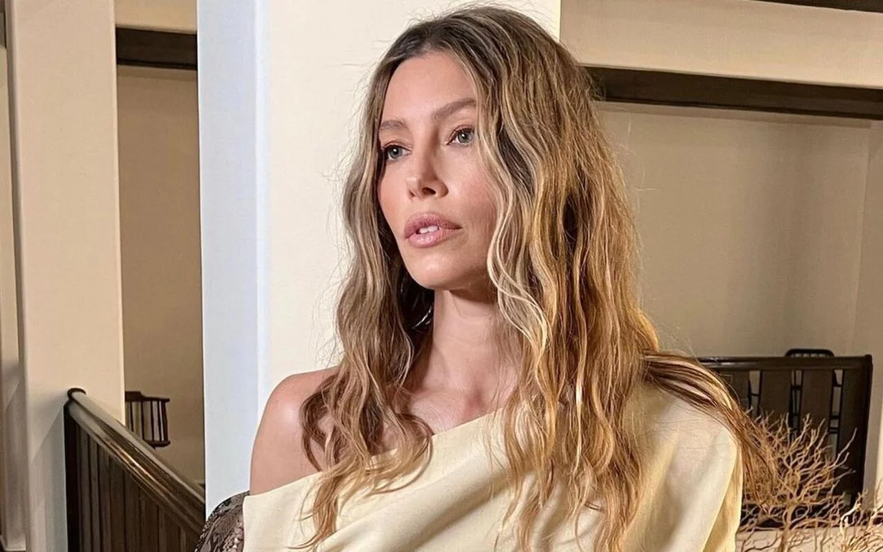 Jessica Biel Asks Fans Not to Eat in Shower: 'Don't Do What I Do'