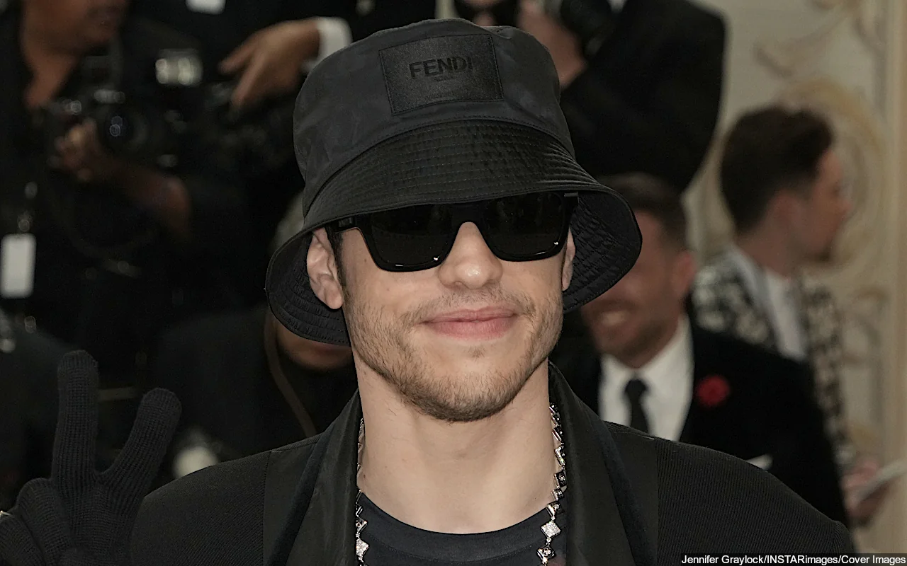 Pete Davidson Storms Off Stage Due to Non-Stop Heckling at Nebraska Standup Show - Vimarsana News