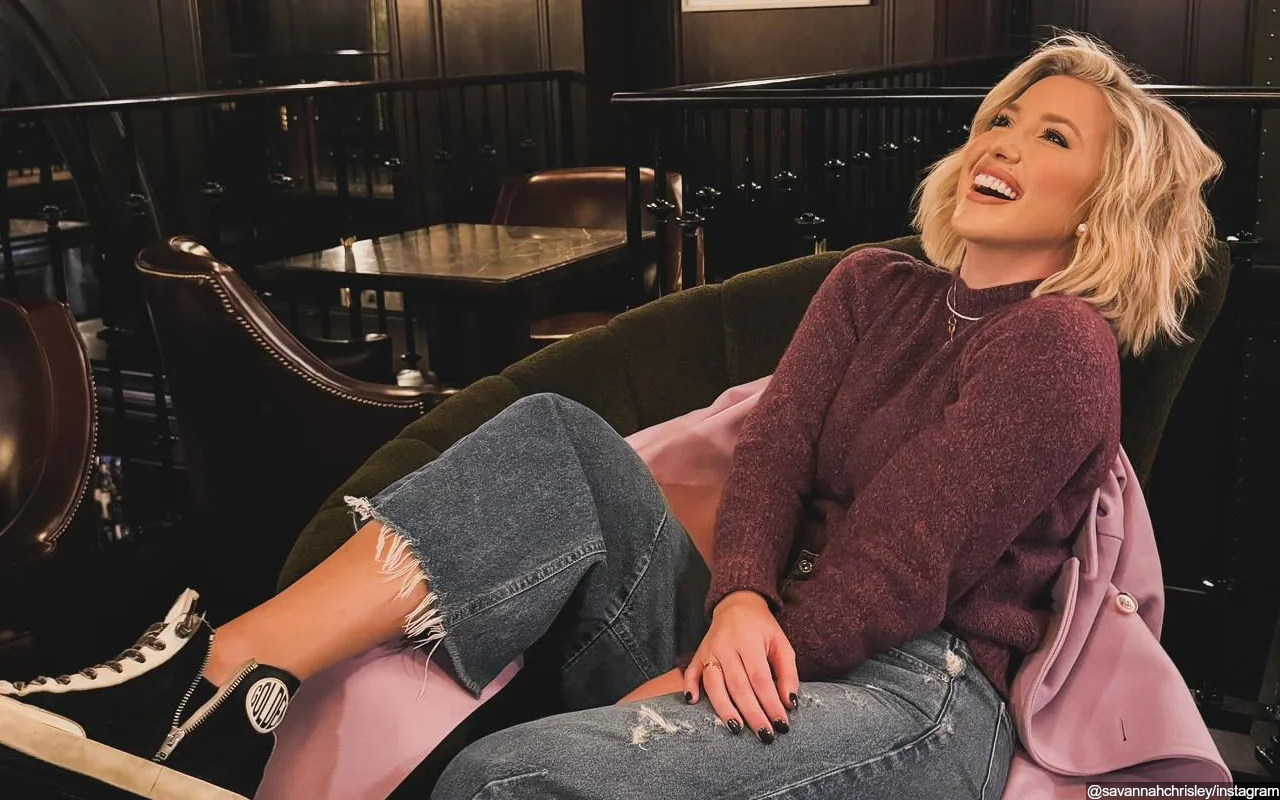 Savannah Chrisley Navigates Long-Distance Relationship as Parents Remain Behind Bars