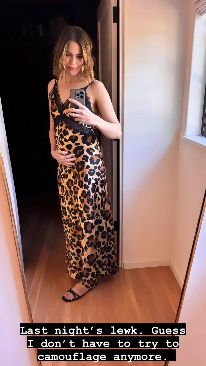 Mandy Moore flanuts baby bump