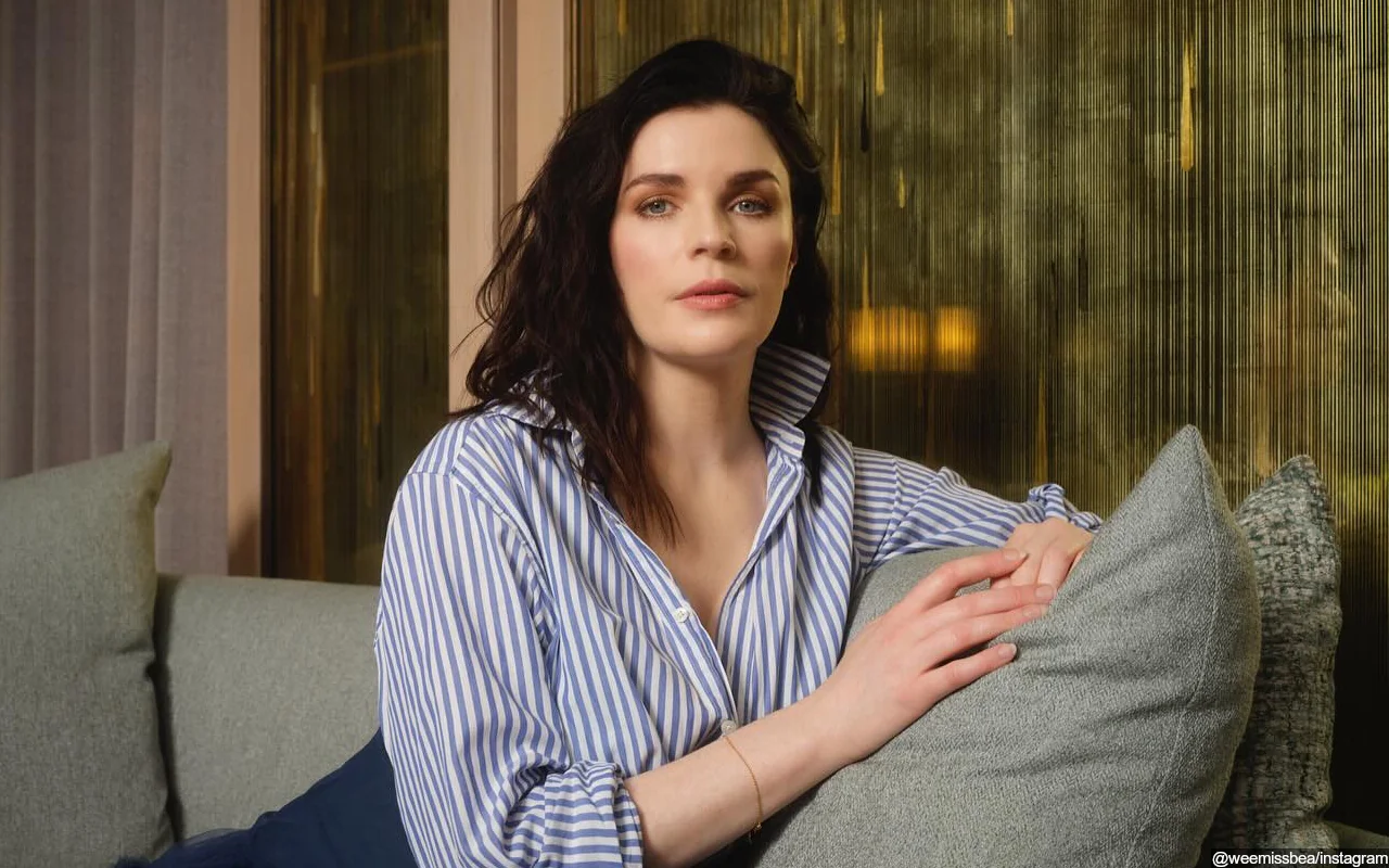 Aisling Bea Announces Pregnancy After Hilarious Bump Debut