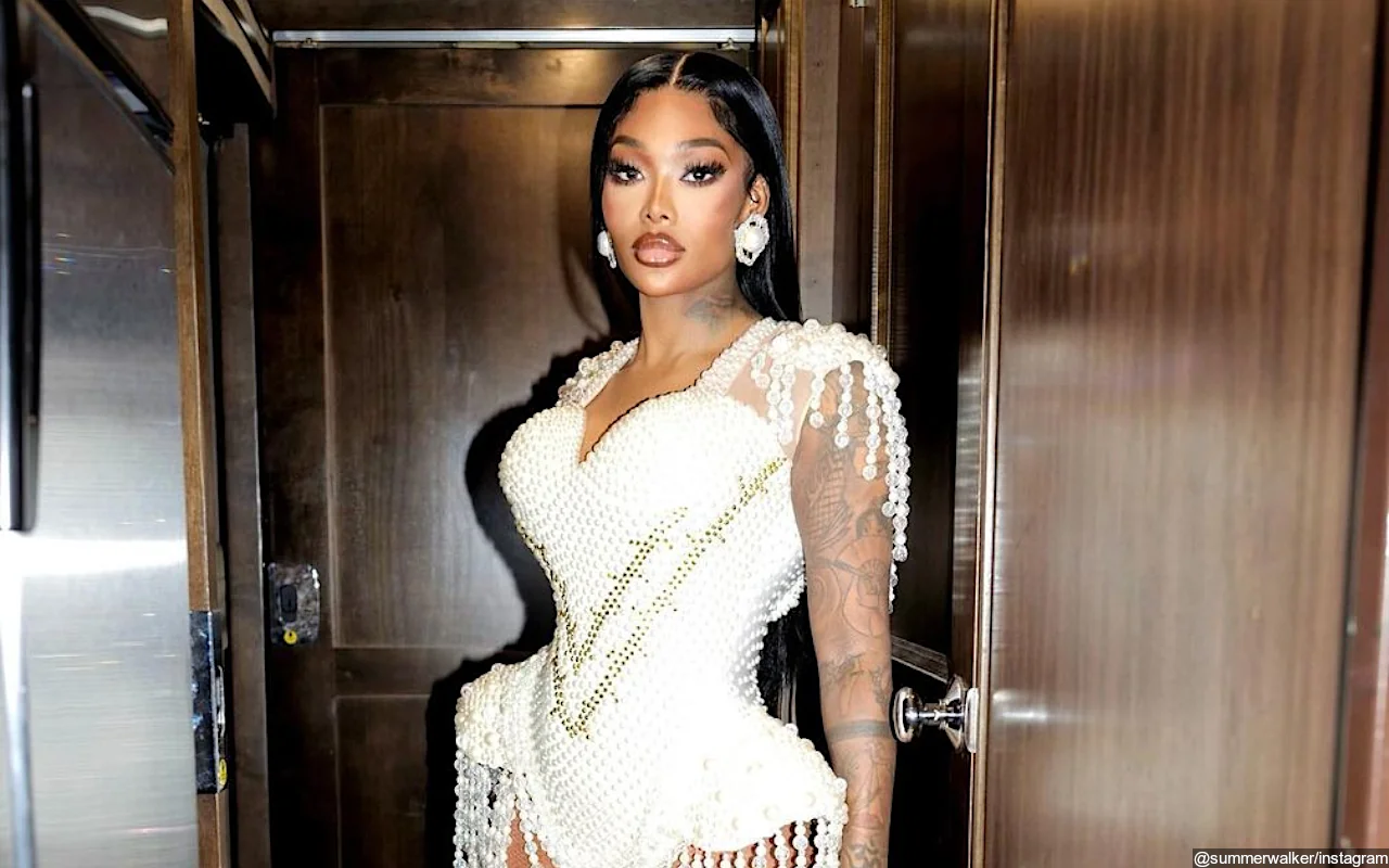 Summer Walker Jokingly Responds to Fan's Question About Her Social Anxiety