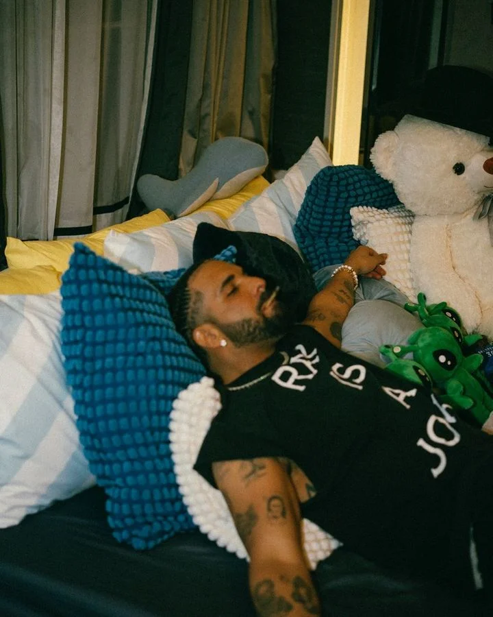 Drake wears 'Rap Is a Joke' T-shirt