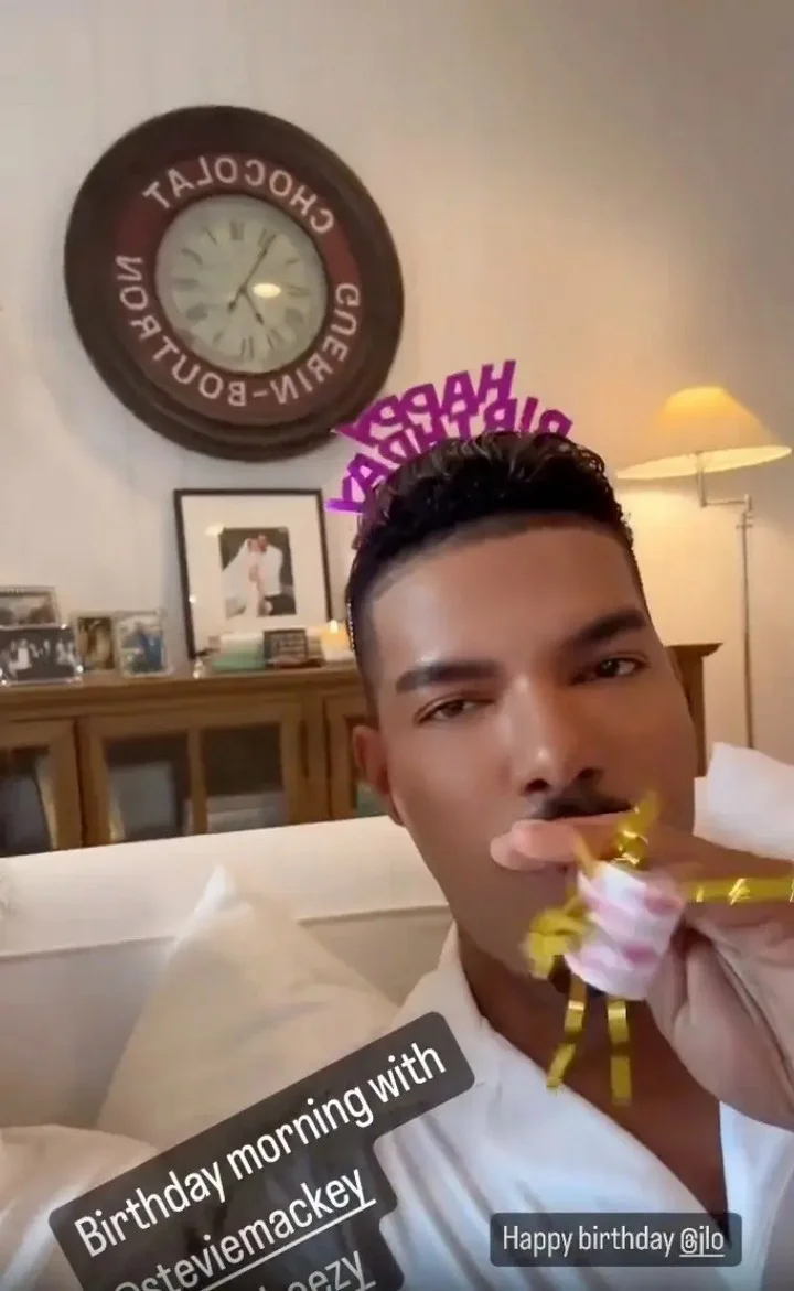 Jennifer Lopez and Ben Affleck wedding photo is seen in her house