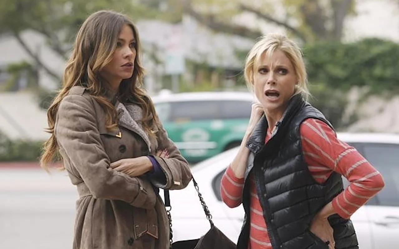 Julie Bowen Talks About Navigating Media Pressure on Her and 'Modern Family' Co-Star Sofia Vergara