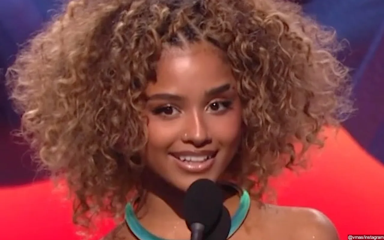 MTV VMAs 2024 Tyla Slammed After Asking for Help to Hold Her Trophy