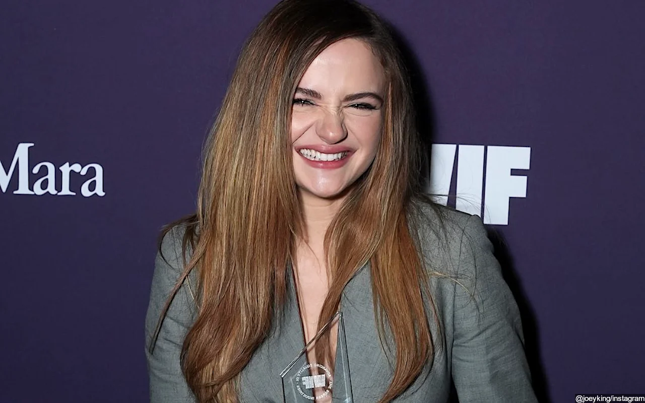 Joey King's Fast Reflexes Saves Her From Wardrobe Mishap at Gala