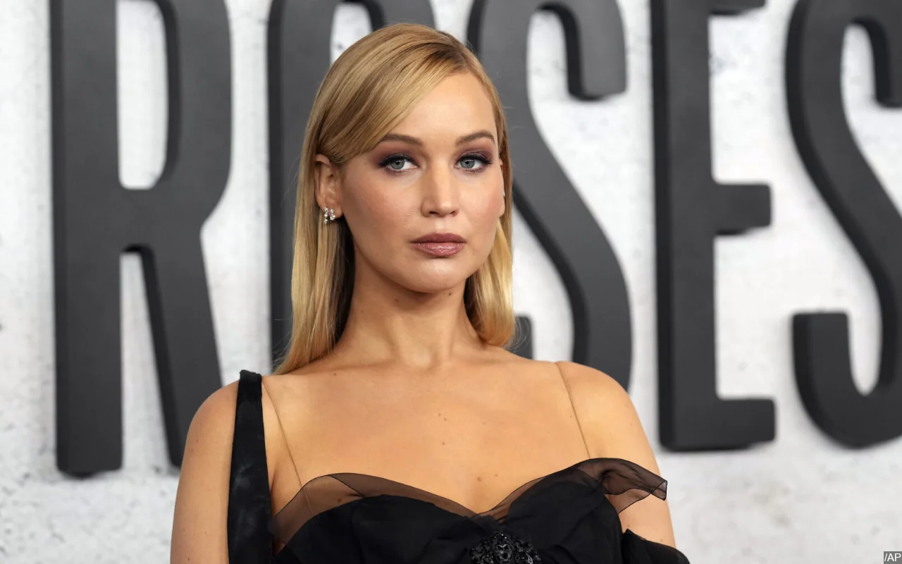 Jennifer Lawrence Goes Gothic While Flaunting Baby Bump at L.A. Premiere of 'Bread and Roses'