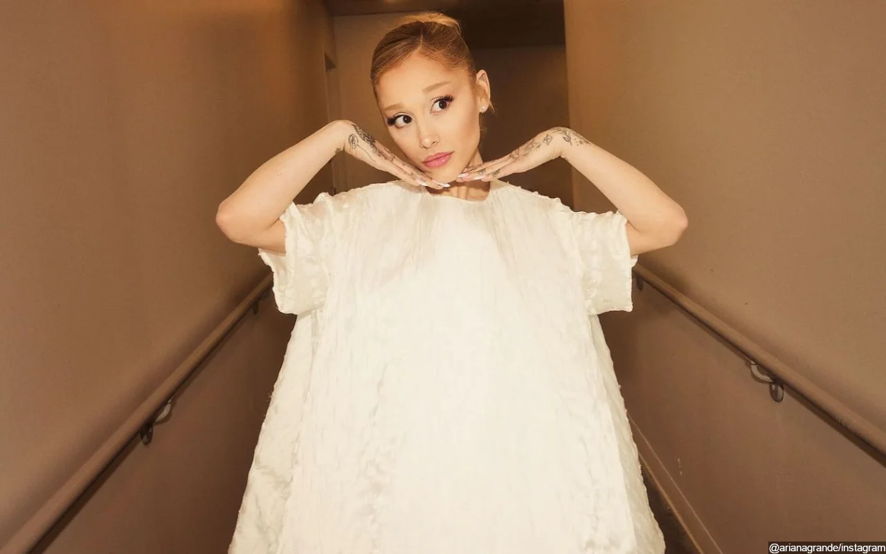Ariana Grande Surprises Fan With Spontaneous Duet in Viral Encounter