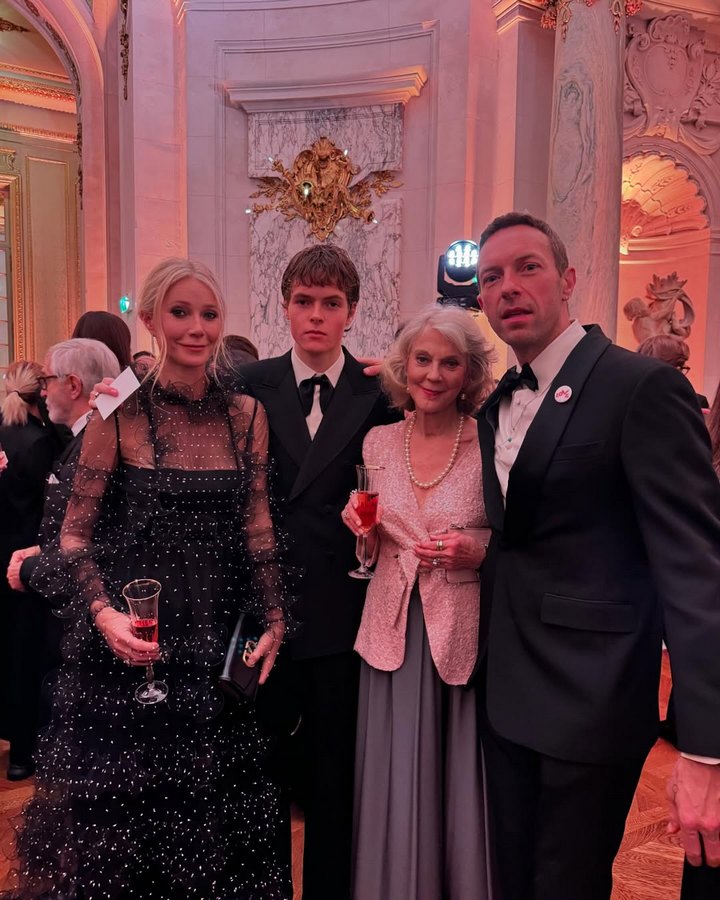 Gwyneth Paltrow posed together with ex-husband Chris Martin in Paris