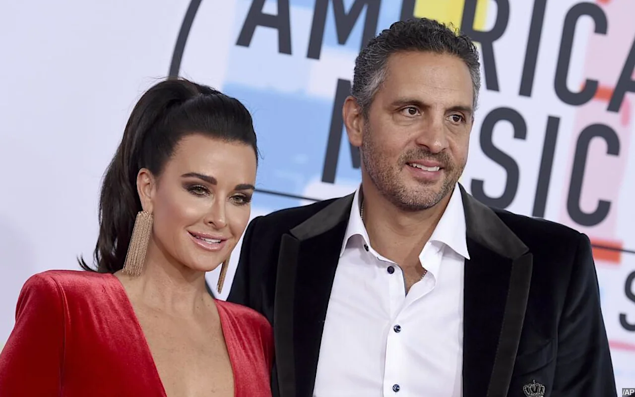 Kyle Richards Shades Mauricio Umansky's Midlife Crisis as He Embraces Singlehood