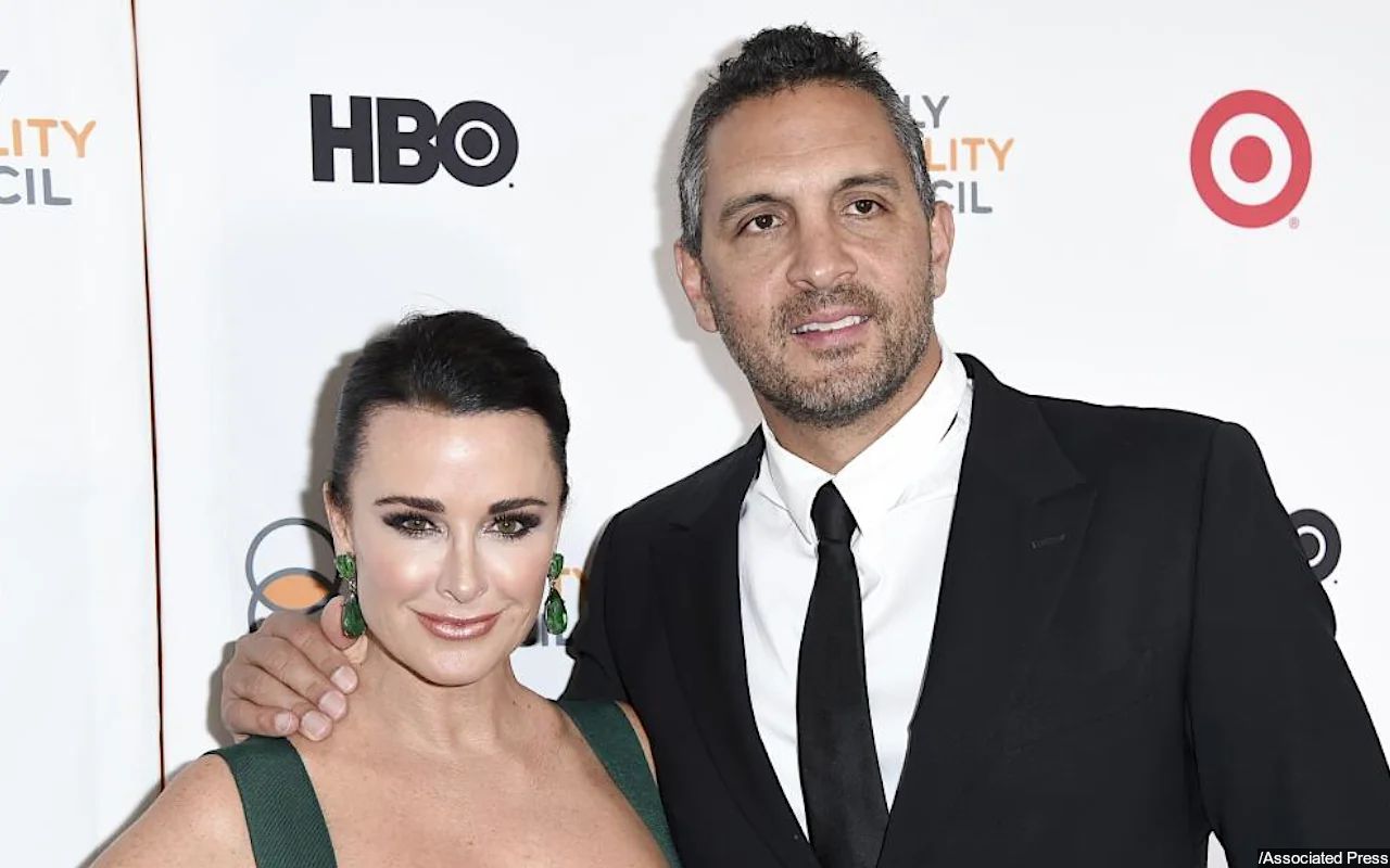Kyle Richards Invites Mauricio Umansky to Spend Christmas Together Despite His PDA With Model