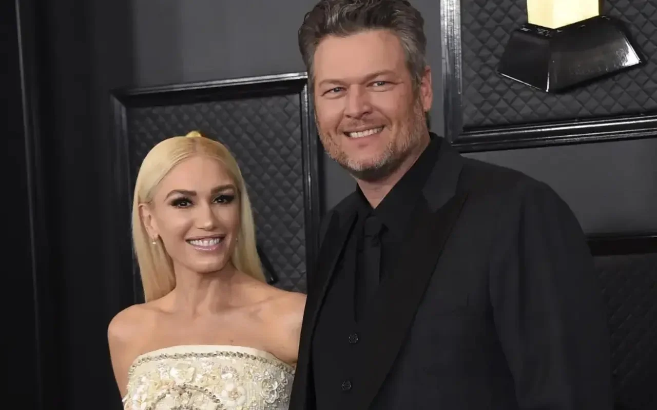 Gwen Stefani and Blake Shelton Deliver Christmas Duet From Their Living Room