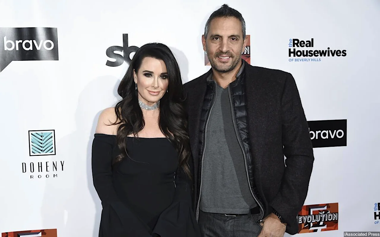 Kyle Richards All Smiles on New Outing With Ex Mauricio Umansky And Daughter