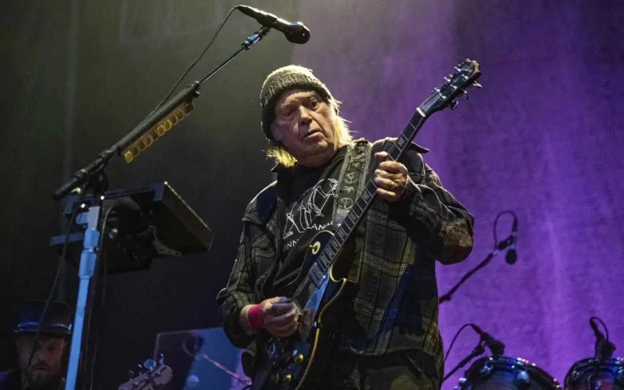 Neil Young Backpedals on His Glastonbury Criticism, Blames 'Error in the Information'