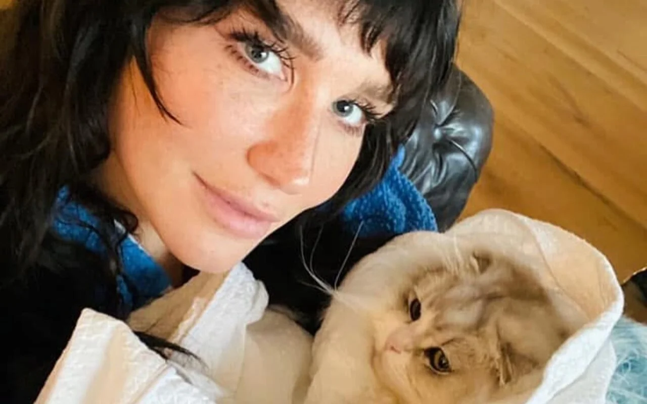 Kesha Mourns the Loss of Her Beloved Cat, Carl