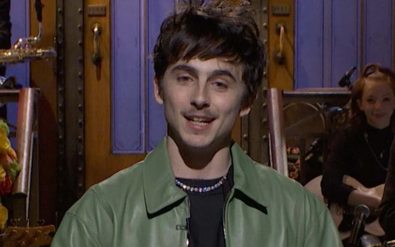'SNL': Timothee Chalamet Mocks Himself for Award Losses, Delivers Soulful Dylan Covers