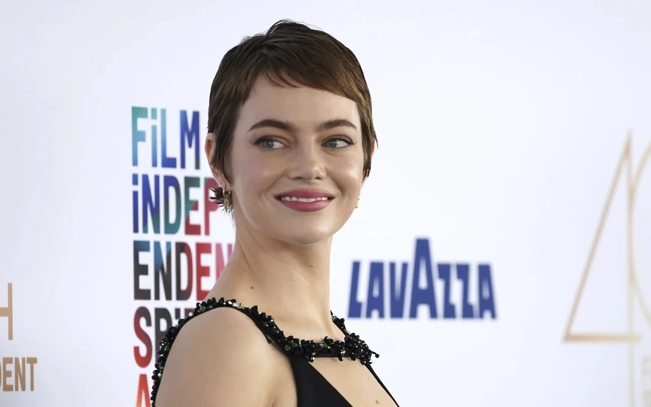 Emma Stone Brought to Tears by Jesse Eisenberg at 2025 Indie Spirit Awards