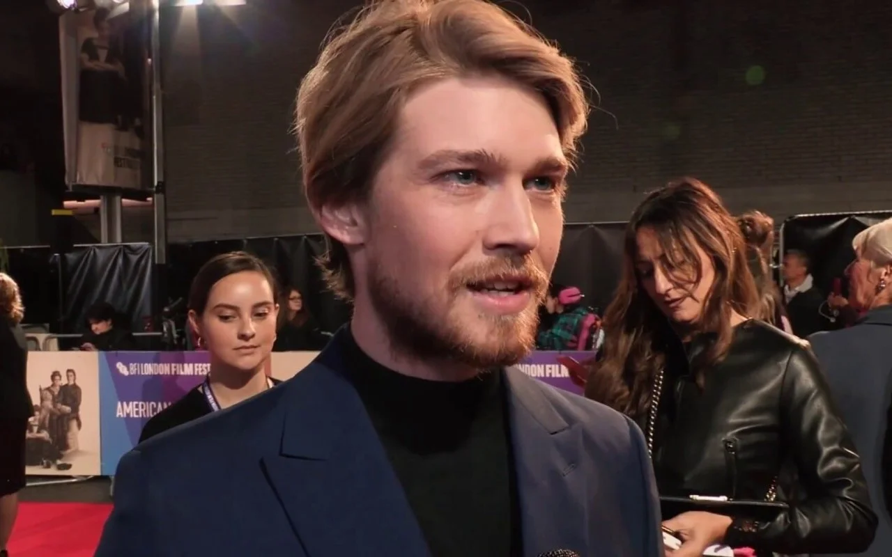 Taylor Swift's Ex-Boyfriend Joe Alwyn 'Throws His Hat in the Ring' to Play James Bond