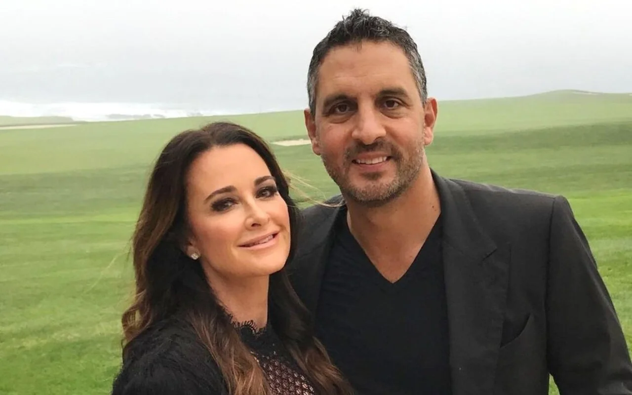 Kyle Richards Admits to Feeling 'Stupid' After Seeing Photos of Estranged Husband Kissing Another Woman