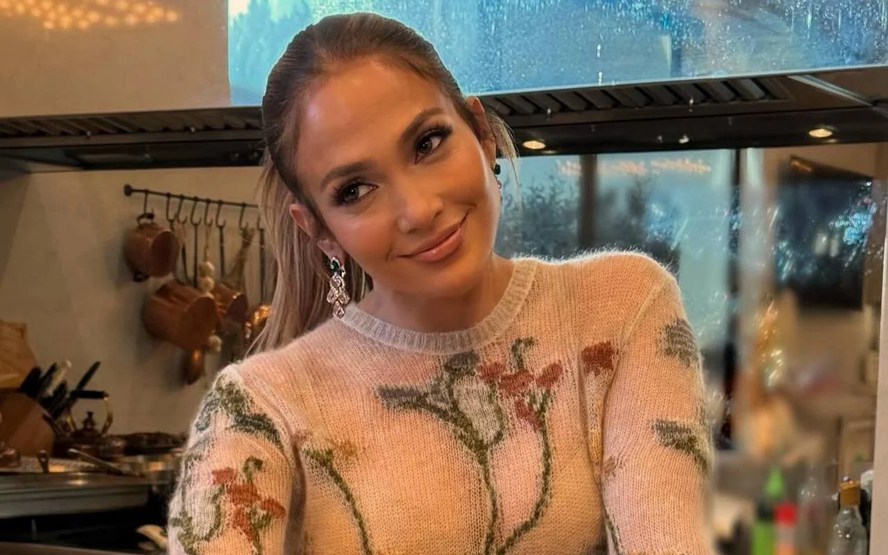 Jennifer Lopez 'Doesn't Feel Betrayed' by Ben Affleck Despite His PDA With Jennifer Garner