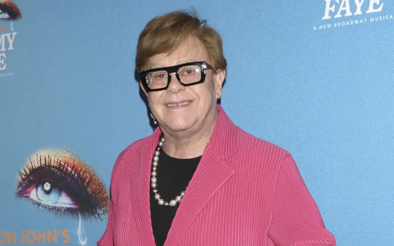 Elton John Struggling to Sign Autographs Amid Deteriorating Health