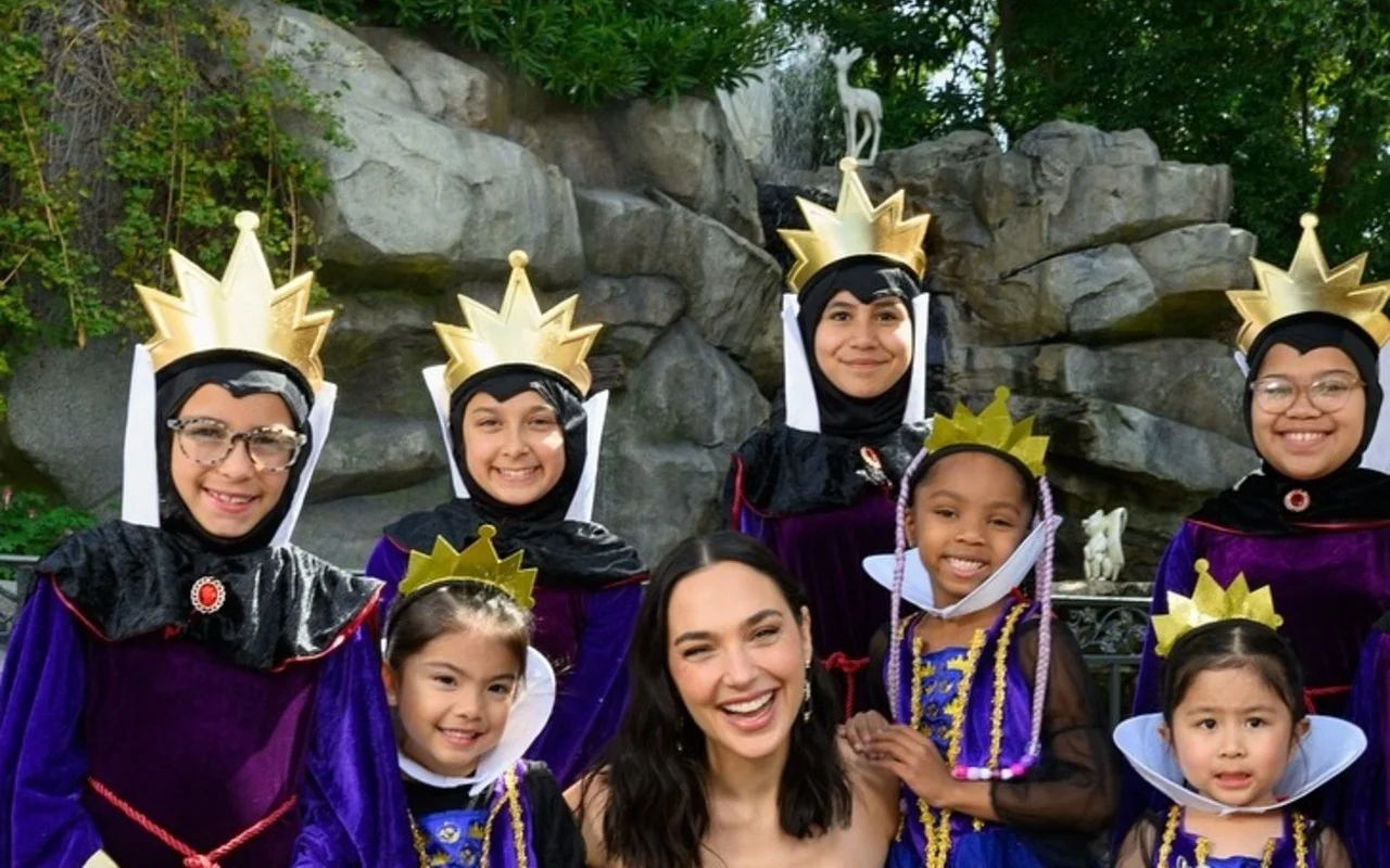 Gal Gadot Visits Disneyland for Solo 'Snow White' Promotion