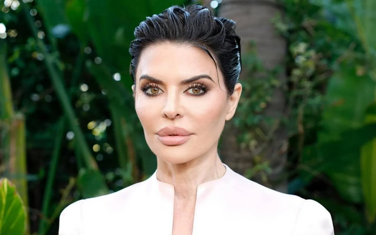 Lisa Rinna Accuses Fans of Villainizing Her on 'RHOBH'