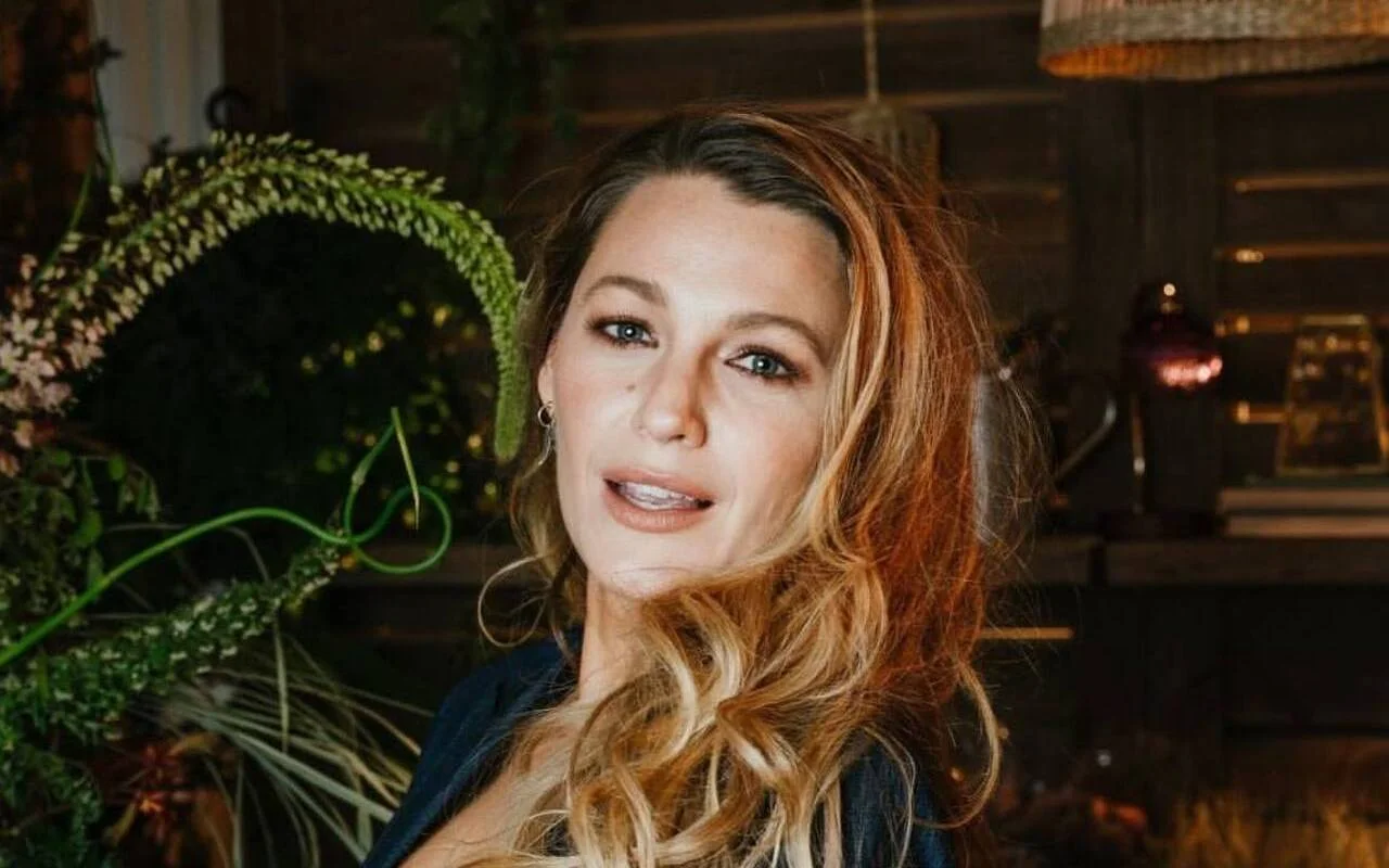 Blake Lively Works at Donut Shop, Calls It Her 'Happy Place'