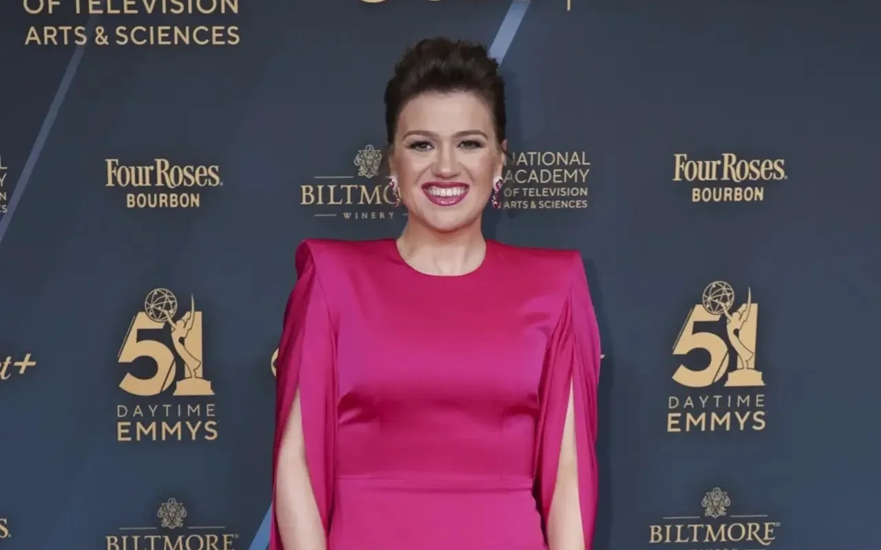 Kelly Clarkson Considers Quitting Daytime Talk Show Amid Rumors of Her Joining 'Today'