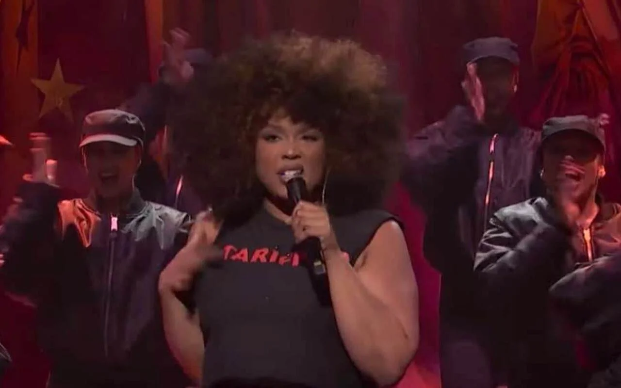 Lizzo Trolls Donald Trump During 'SNL' Performance