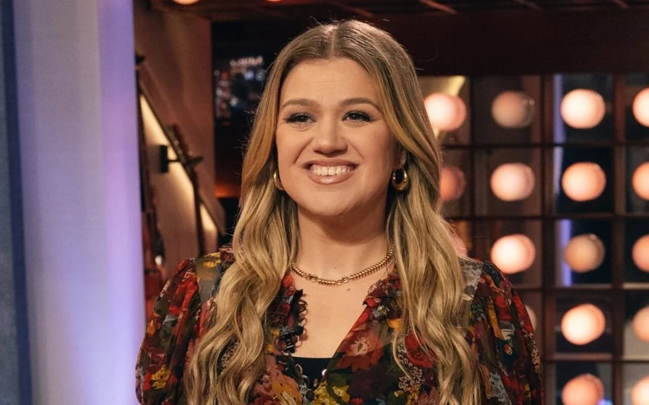Kelly Clarkson Recalls Going Commando During On-Stage Wardrobe Malfunction