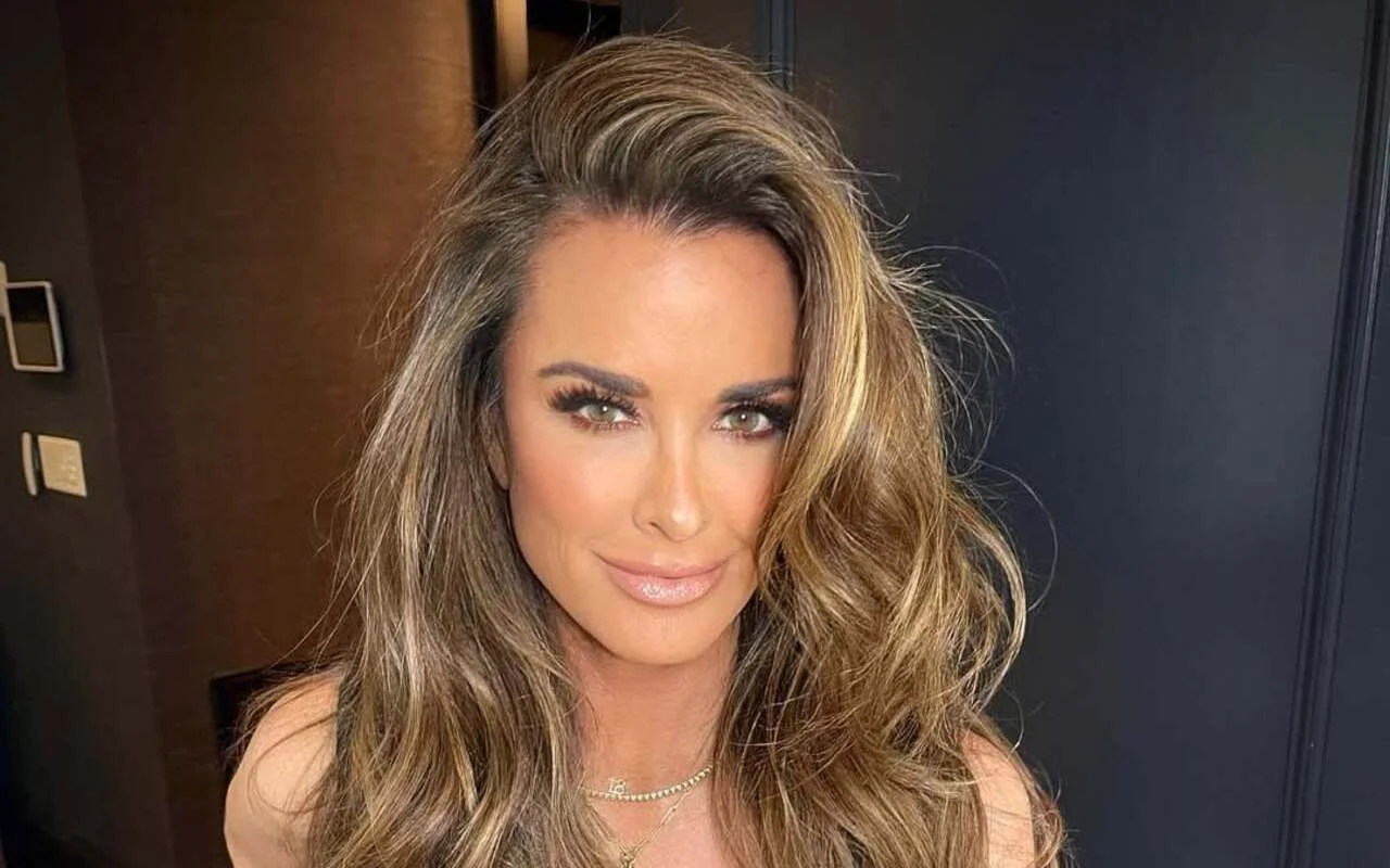 Kyle Richards Recalls 'Very Uncomfortable' Conversation With Daughters About Her Sexuality
