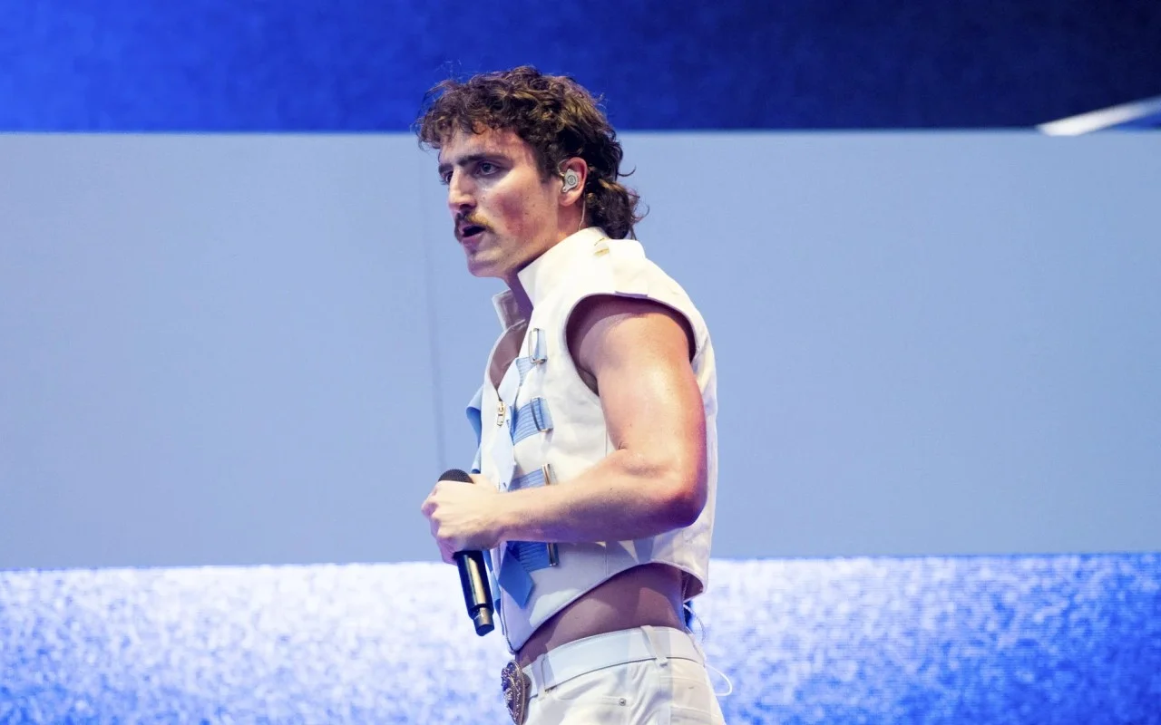 Benson Boone Brings Out Brian May Cardboard Cutout at Coachella's Weekend 2 After Lackluster Reaction