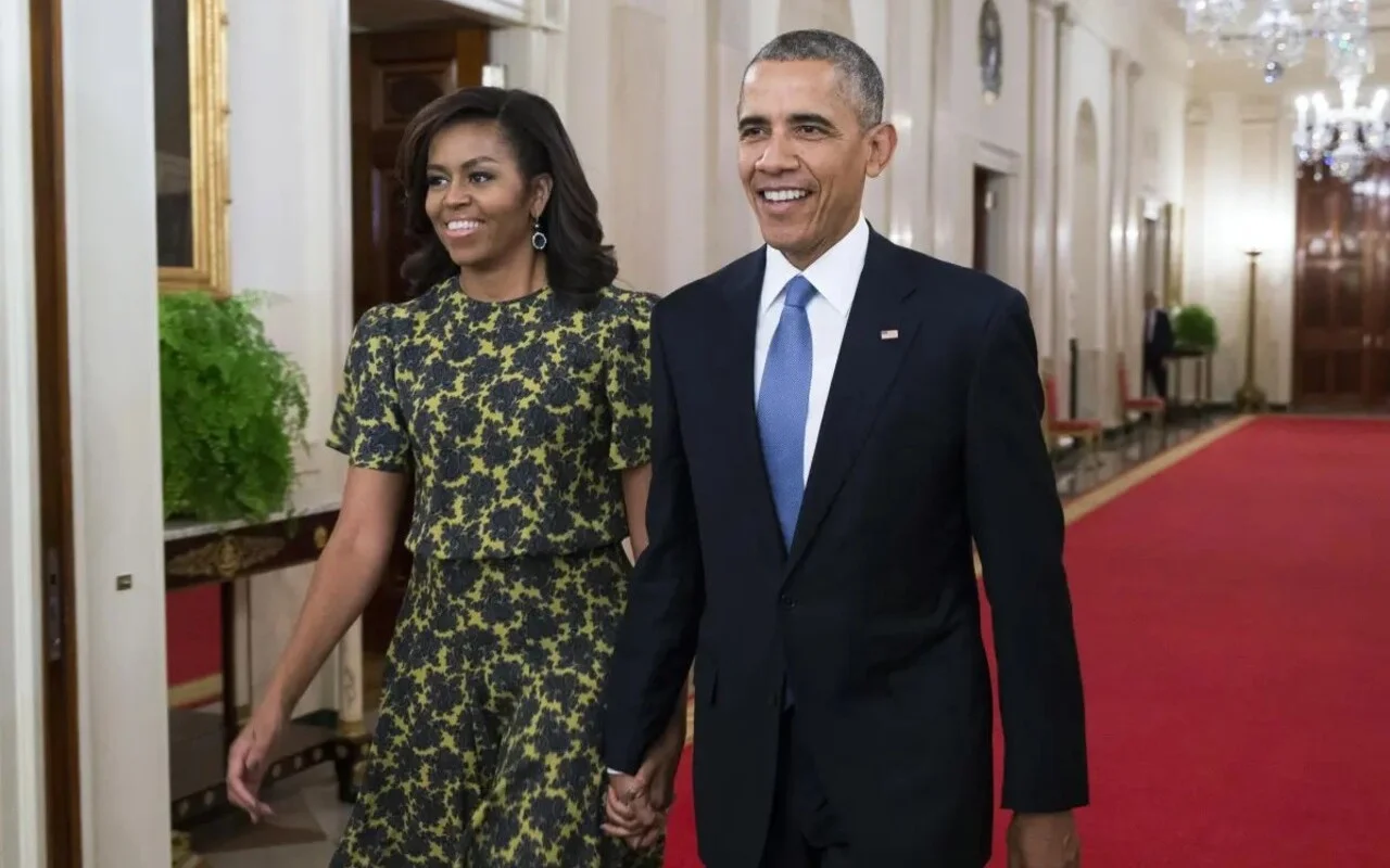 Barack Obama Steps Out Without Wife Michelle for Dinner with Daughters