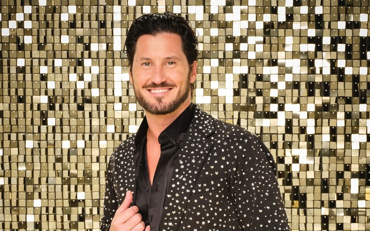 Val Chmerkovskiy Reveals He Passed Kidney Stone on Plane After 'Excruciating Pain'