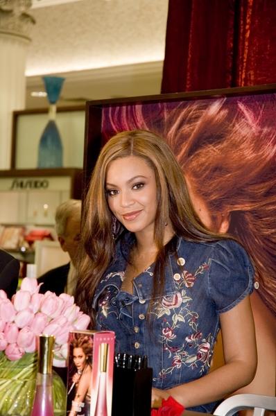 Beyonce Knowles<br>True Star Gold Fragrance Autograph Signing