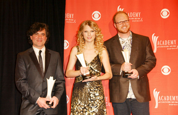 Scott Borchetta, Taylor Swift, Nathan Chapman<br>44th Annual Academy Of Country Music Awards - Press Room
