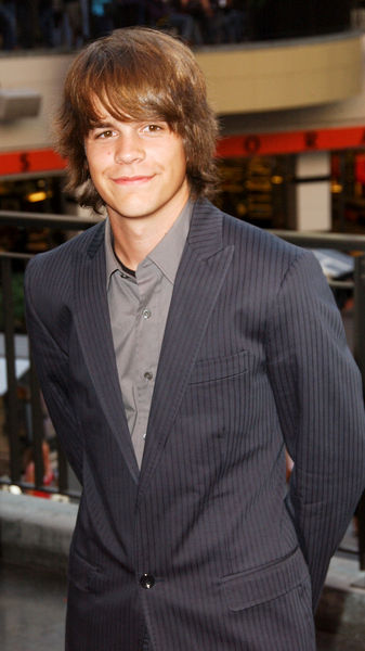 Johnny Simmons<br>