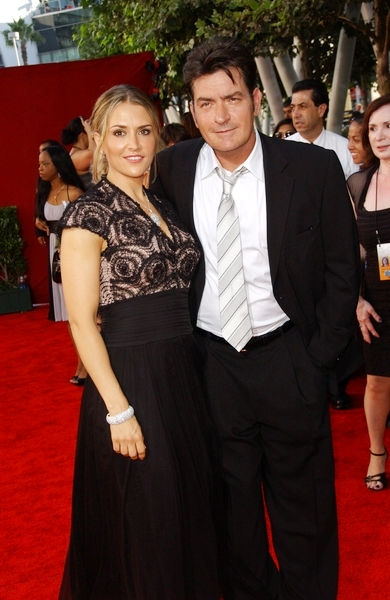 Charlie Sheen, Brooke Mueller<br>The 61st Annual Primetime Emmy Awards - Arrivals