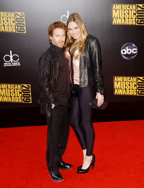 Seth Green, Clare Grant<br>2009 American Music Awards - Arrivals