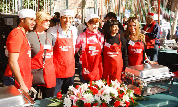 Corbin Bleu, Bonnie Hunt, Antonio Villaraigosa, Carolyn Hennesy<br>2009 Christmas Eve at The Los Angeles Mission